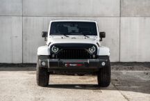 Jeep Wrangler Sahara wit custom 01